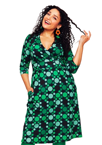 Grøn kjole med mega dots og lommer fra Cissi och Selma